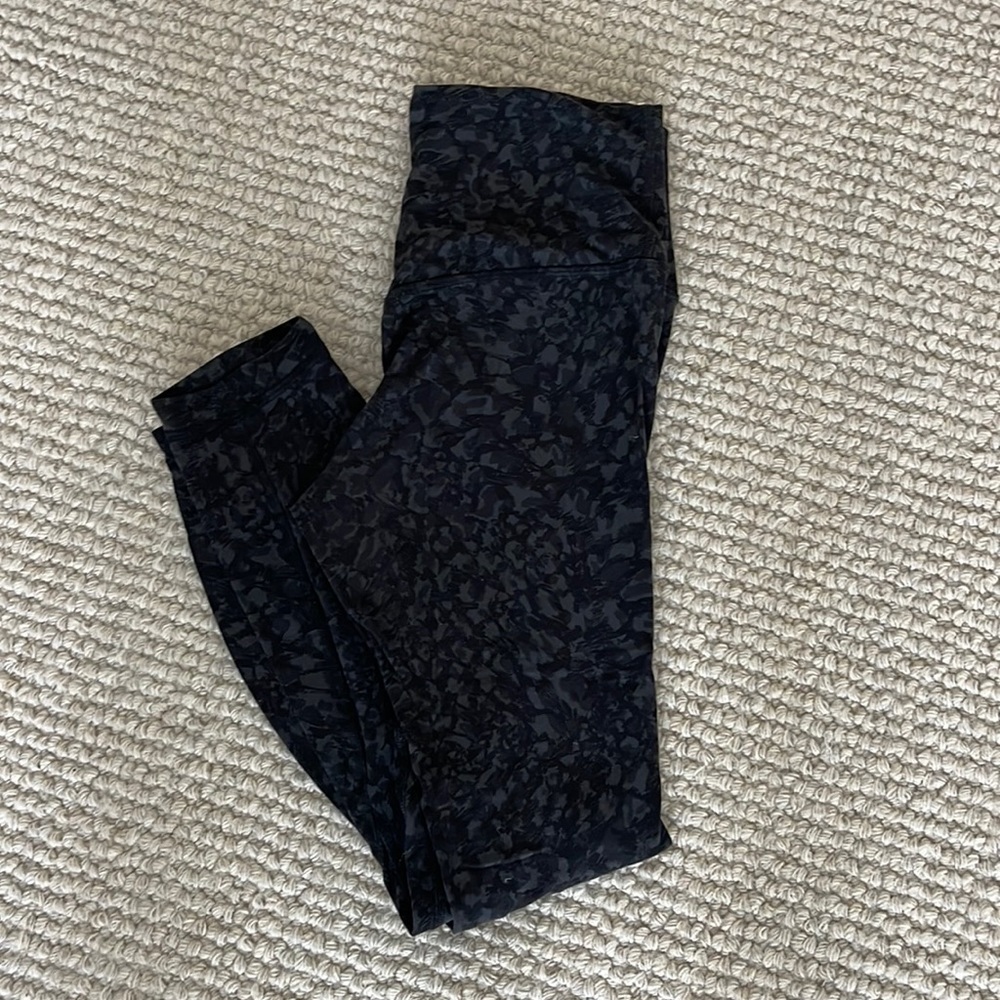 Lululemon Align Black Camo Size 6 25”
